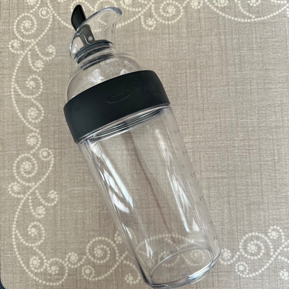 OXO Good Grips Salad Dressing Shaker - Picture 4 of 5